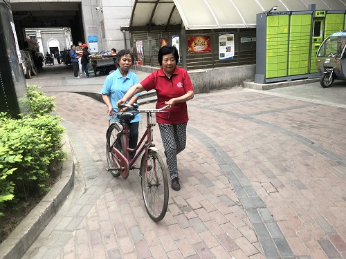 1志愿者搬运废旧自行车
