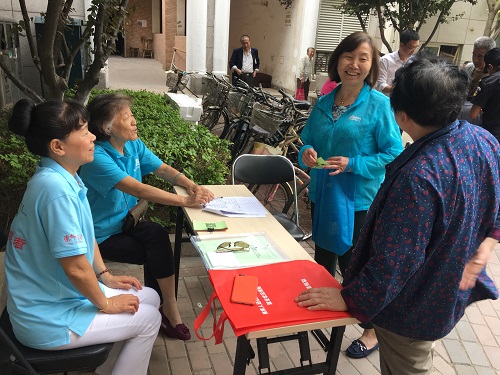 2-志愿者为居民讲解兑换规则