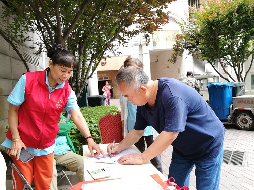 3-志愿者指导居民登记信息