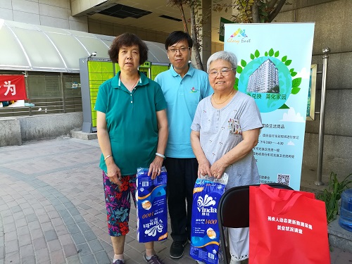 4-志愿者与居民合影