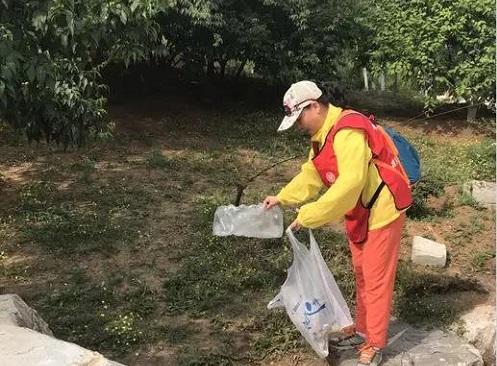 2 志愿者捡拾垃圾