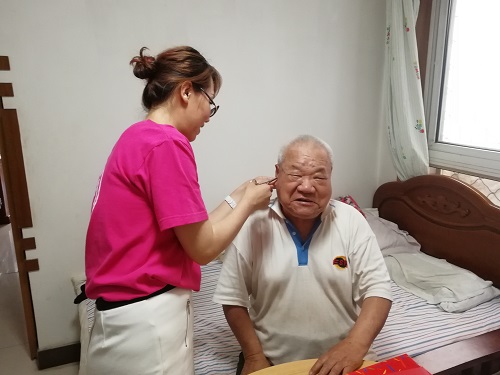 医师志愿者为高龄老人服务 (2)