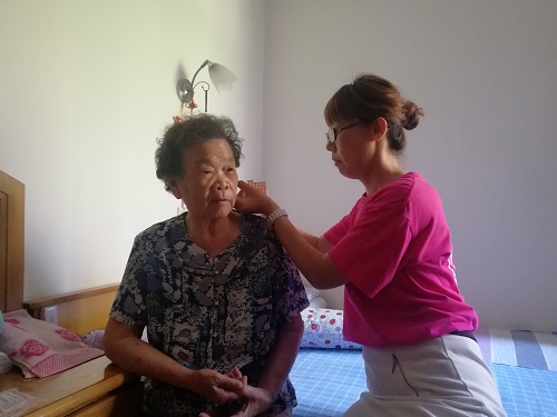 医师志愿者为高龄老人服务 (3)