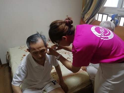 医师志愿者为高龄老人服务