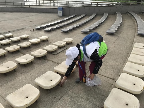 1 志愿者们在莲花池公园维护公园的环境
