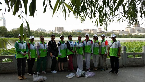 5 参与莲花池公园志愿活动的北京市绿色使者志愿服务总队部分志愿者合影