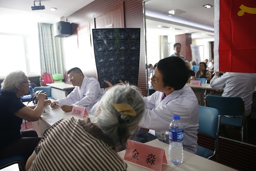 3 专家为居民进行耐心讲解和服务