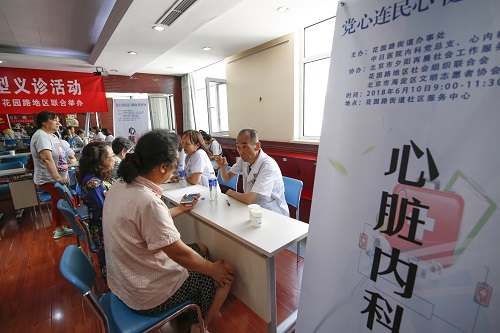 5 专家医师们为社区居民义诊服务