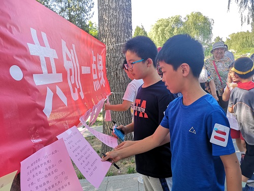1 游客参与环保猜谜活动