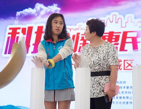 2 科普志愿者为“怀柔科技之星”颁奖仪式做准备2
