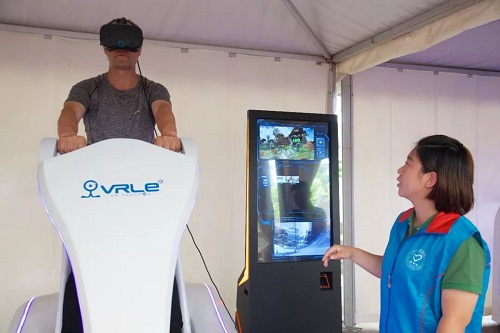 6 科普志愿者引导公众进行VR体验
