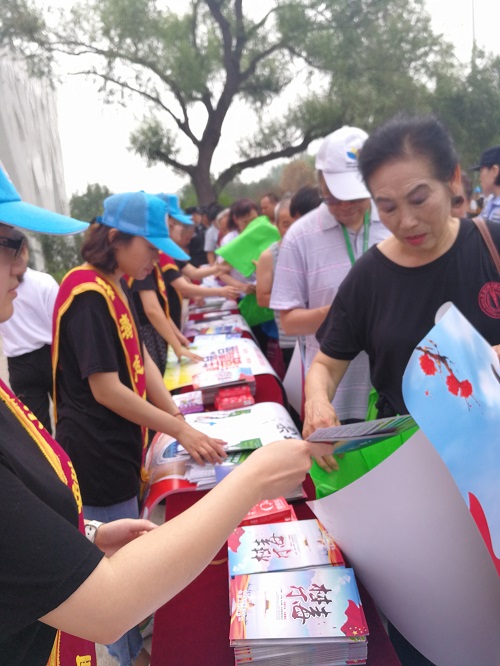 2-禁毒志愿者发放宣传资料