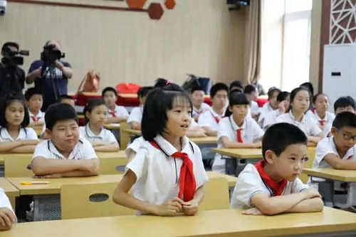 3 小学生们积极发言