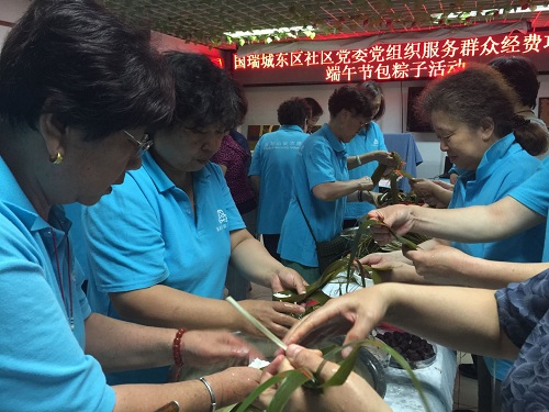 志愿者们在包粽子