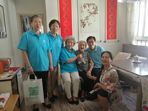 探望百岁老人