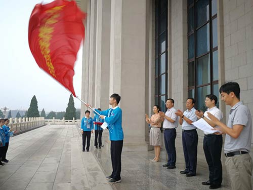 为志愿者授旗