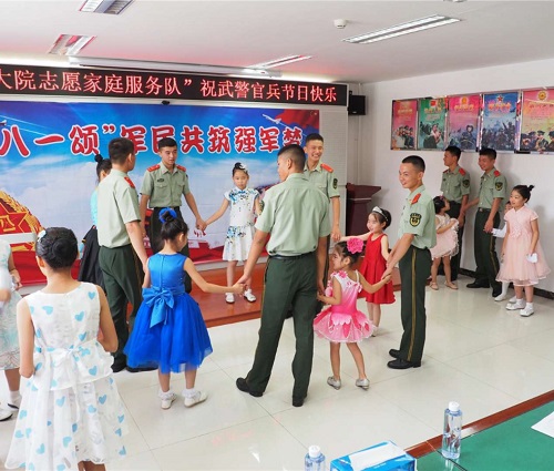 2武警官兵与小志愿者进行互动游戏