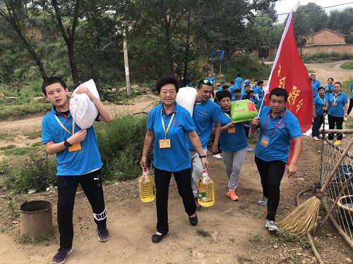 志愿者为贫困村民送去爱心物资1