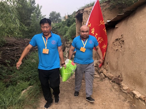 志愿者为贫困村民送去爱心物资2