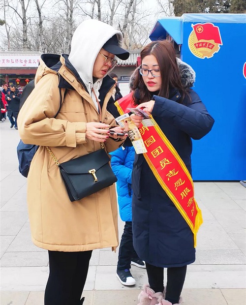 2 志愿者为游客指引