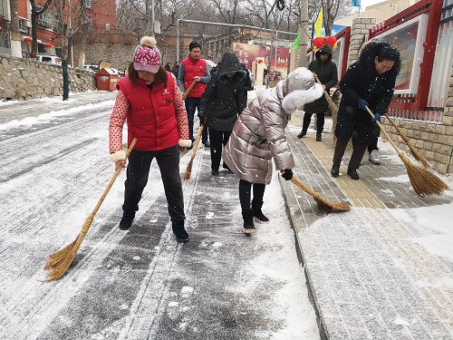 2-志愿者们沿路扫雪