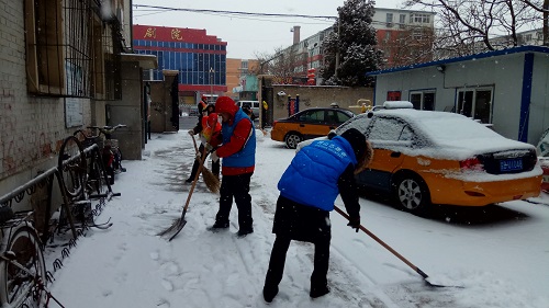3-志愿者们扫雪铲冰