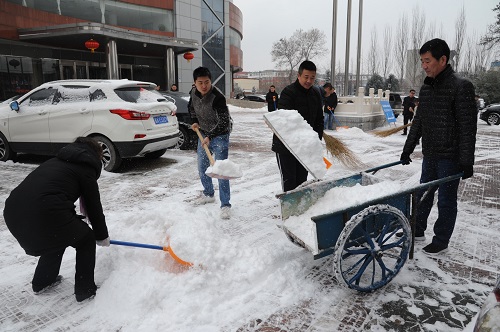 4-志愿者清理积雪