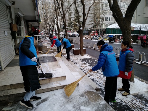 1-金融街高校团员参加丰汇园社区扫雪志愿服务