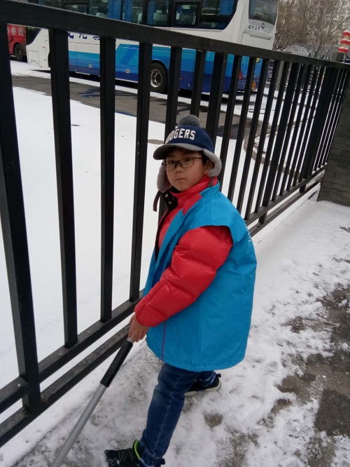 3-小志愿者也来参与扫雪铲冰志愿活动