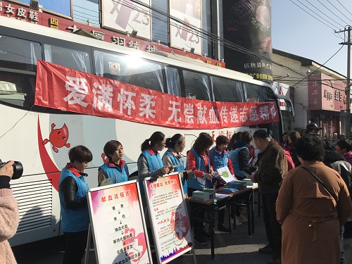 2-志愿者发放无偿献血材料