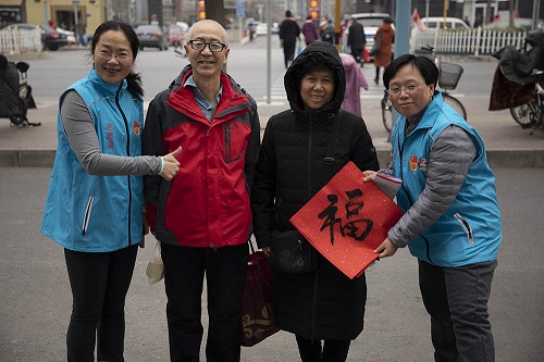 4志愿者与社区居民合影