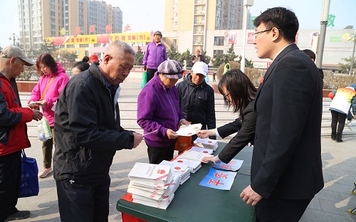 普法志愿者发放宣传材料1