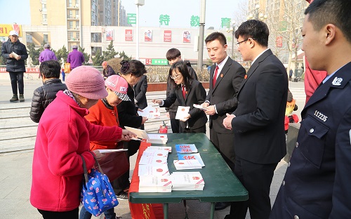 普法志愿者发放宣传材料4