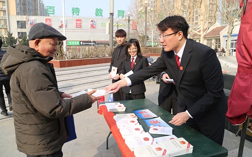 普法志愿者发放宣传材料5