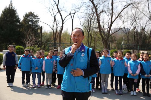 志愿者老师讲解垃圾分类知识