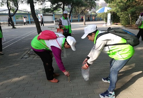 志愿者在公园清理地面残留垃圾2