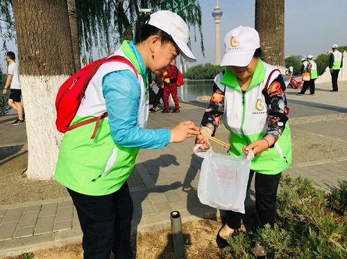 志愿者在公园清理地面残留垃圾3