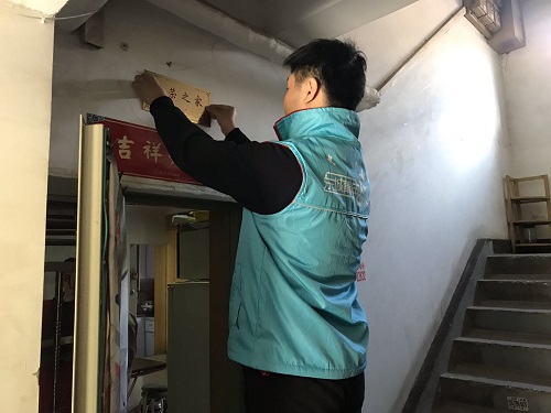 青年志愿者开展悬挂光荣牌志愿行动1