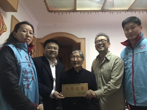 志愿者与军属合影3