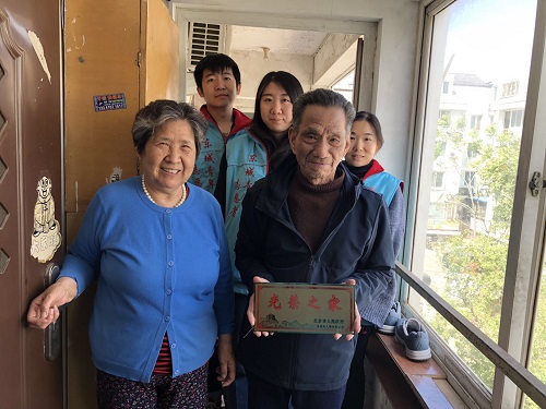 志愿者与军属合影4