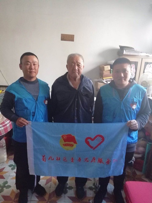 志愿者与军属合影6