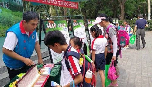 2-社区孩子认真学习宣传内容