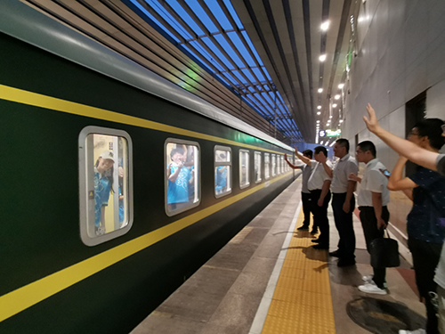 与志愿者们挥手告别
