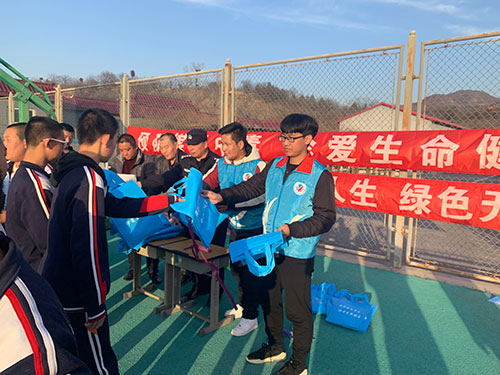 志愿者在发放安全宣传品