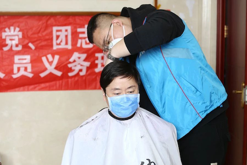 志愿者到北京佑安医院为广大医护人员提供公益献爱心免费理发服务2