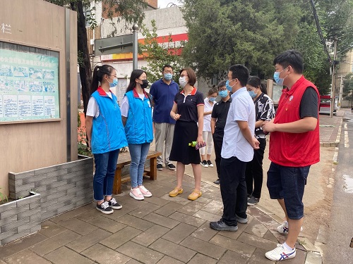 会员服务部负责同志与志愿者交谈
