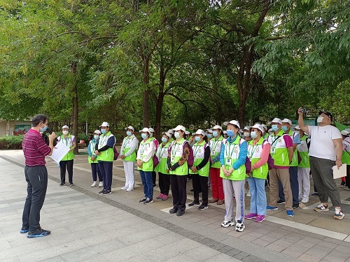 绿色使者总队负责人对公园志愿者们说明活动重要性