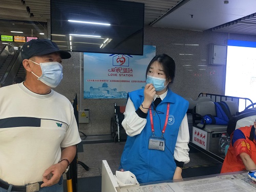 北京西站项目志愿者为旅客解答