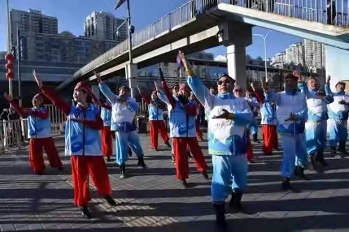 2.民众欢庆