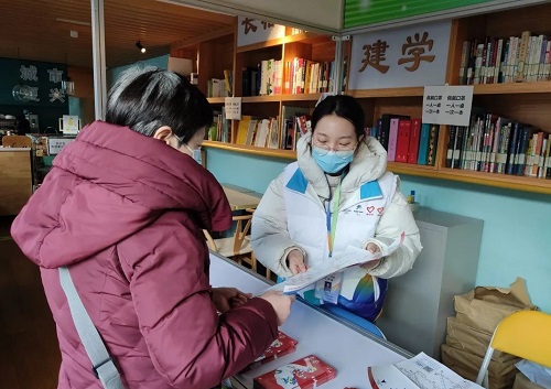 3.冬奥城市志愿者为市民耐心讲解